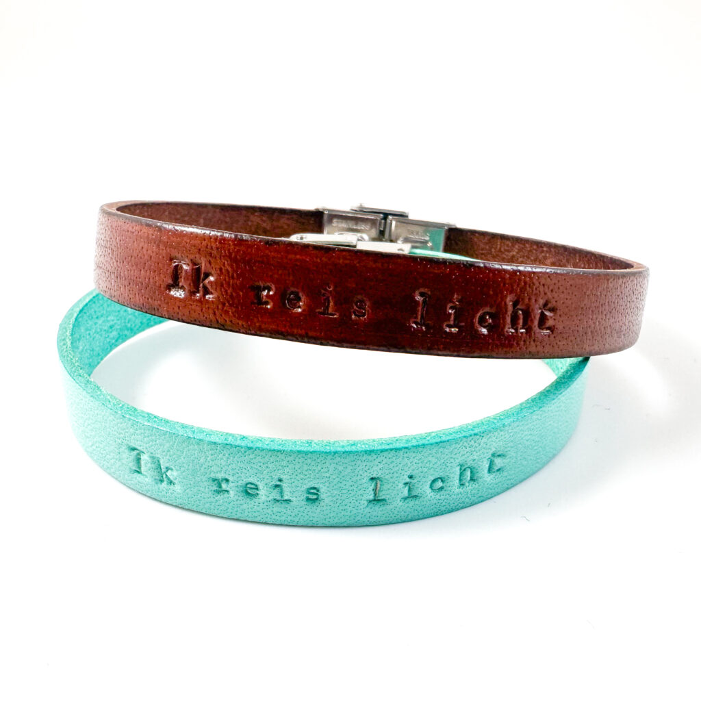 Leren armband 'ik reis licht'